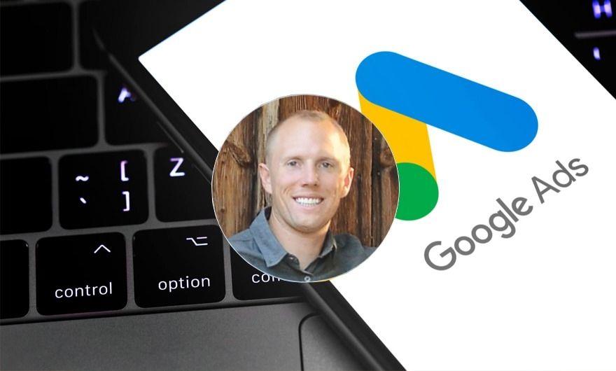 Teclado de computador com o logo do Google Ads